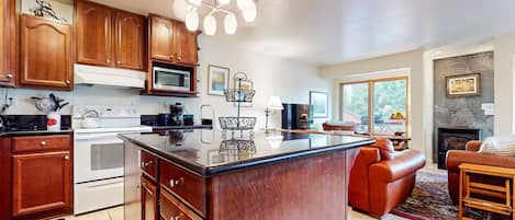 Condo, 3 Bedrooms | Private kitchen | Fridge, oven, coffee/tea maker, toaster