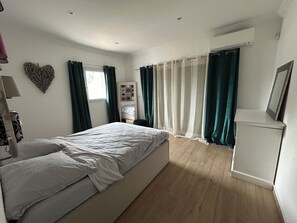 5 bedrooms, desk, iron/ironing board, free WiFi