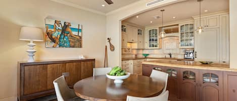 Condo, 2 Bedrooms | Dining