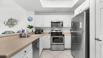 Frigorífic, microones, forn i placa de cuina