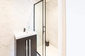 Shower, towels, shampoo - Host & Stay | The Maltings (Burton upon Trent)