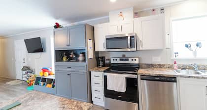 Family Friendly Home & Shop for Lake Activities & Outdoor Fun