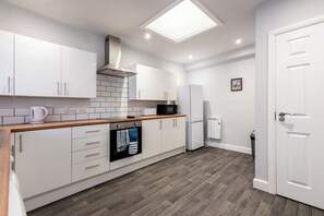 House | Private kitchen | Full-sized fridge, microwave, oven, stovetop - Maritime House I (Hull)