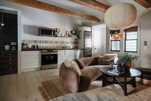 Una televisión, una chimenea, un reproductor estéreo