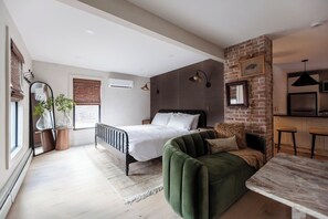 8 habitaciones, escritorio, tabla de planchar con plancha y wifi 