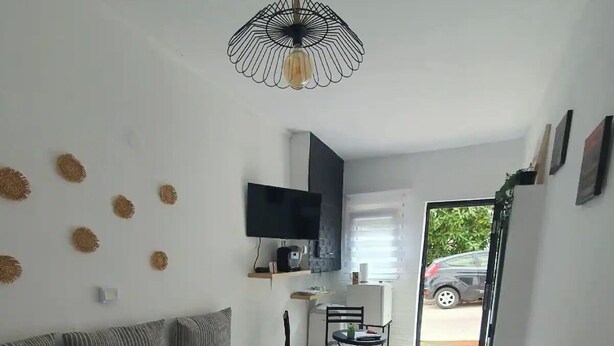 Une chambre à coucher avec un lit, une télévision, un bureau et une chaise.