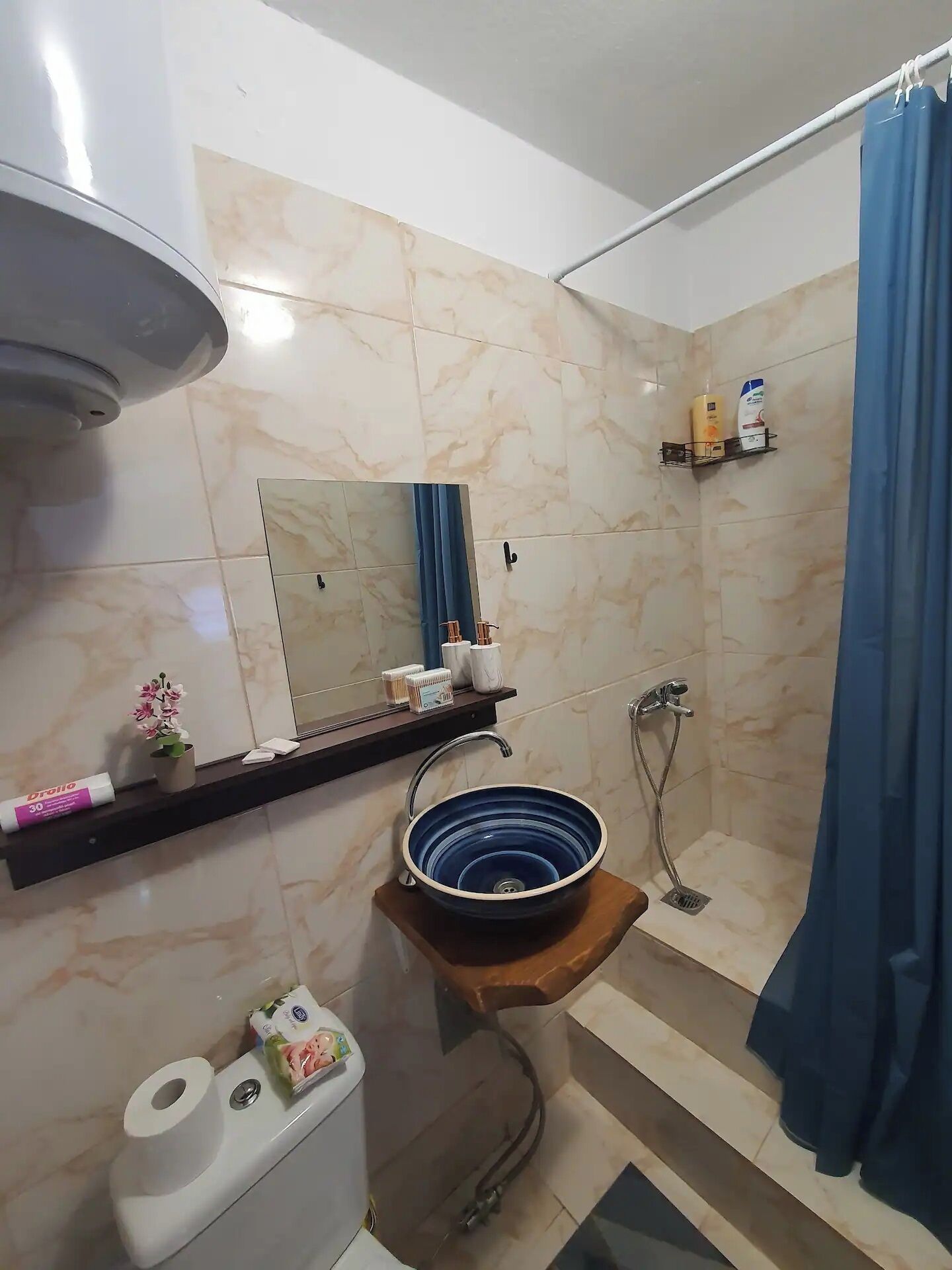 Dusch, hårtork, handdukar och tvål