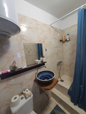 Shower, hair dryer, towels, soap - St. Barbara Lake Studio Drama (Drama)