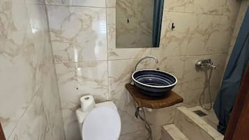 Chuveiro, secador de cabelo, toalhas de banho, sabonete