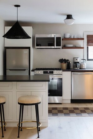 Cafetera y tetera, refrigerador, microondas y horno 