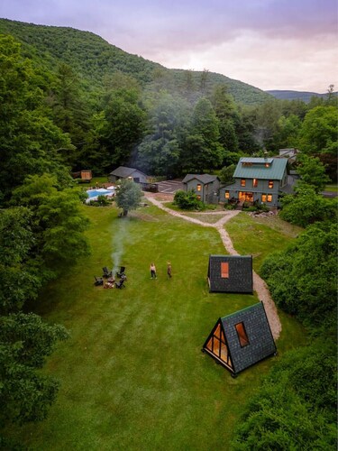 The Bend: Meadow Suite • Pool • Sauna • Fire Pits