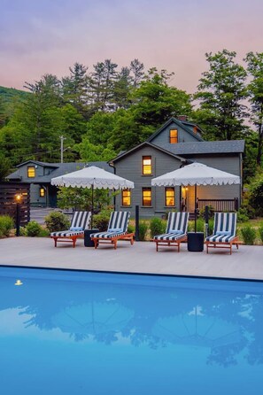 A house with a pool, outdoor seating, and a covered patio area. - The Bend: Cottage • Pool • Sauna • Fire Pits (Phoenicia)