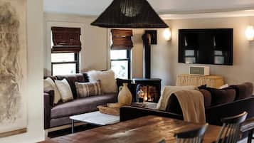 TV, fireplace, stereo