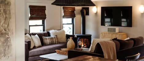 Televisión, chimenea y estéreo