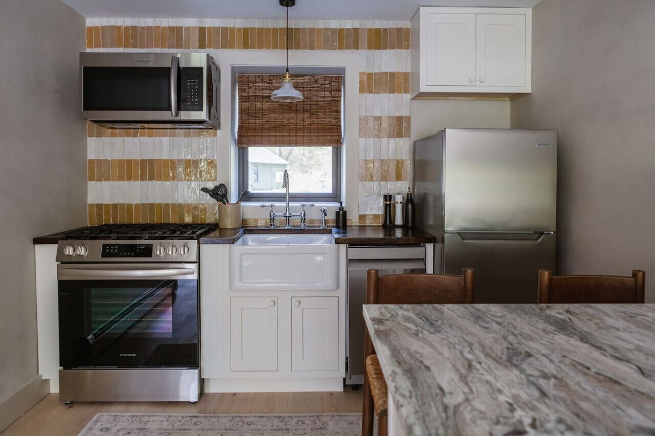 Coffee/tea maker, fridge, microwave, oven