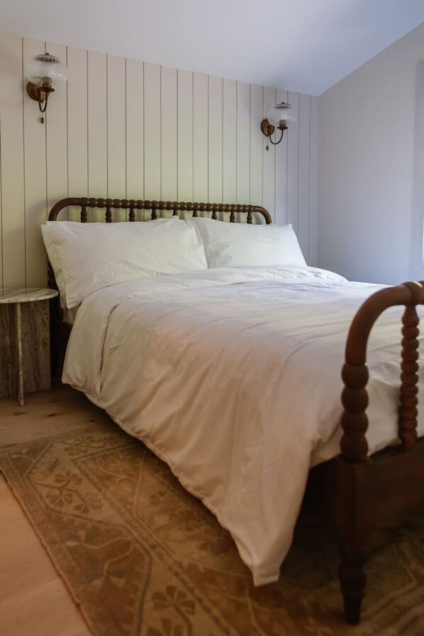 2 bedrooms, desk, iron/ironing board, WiFi