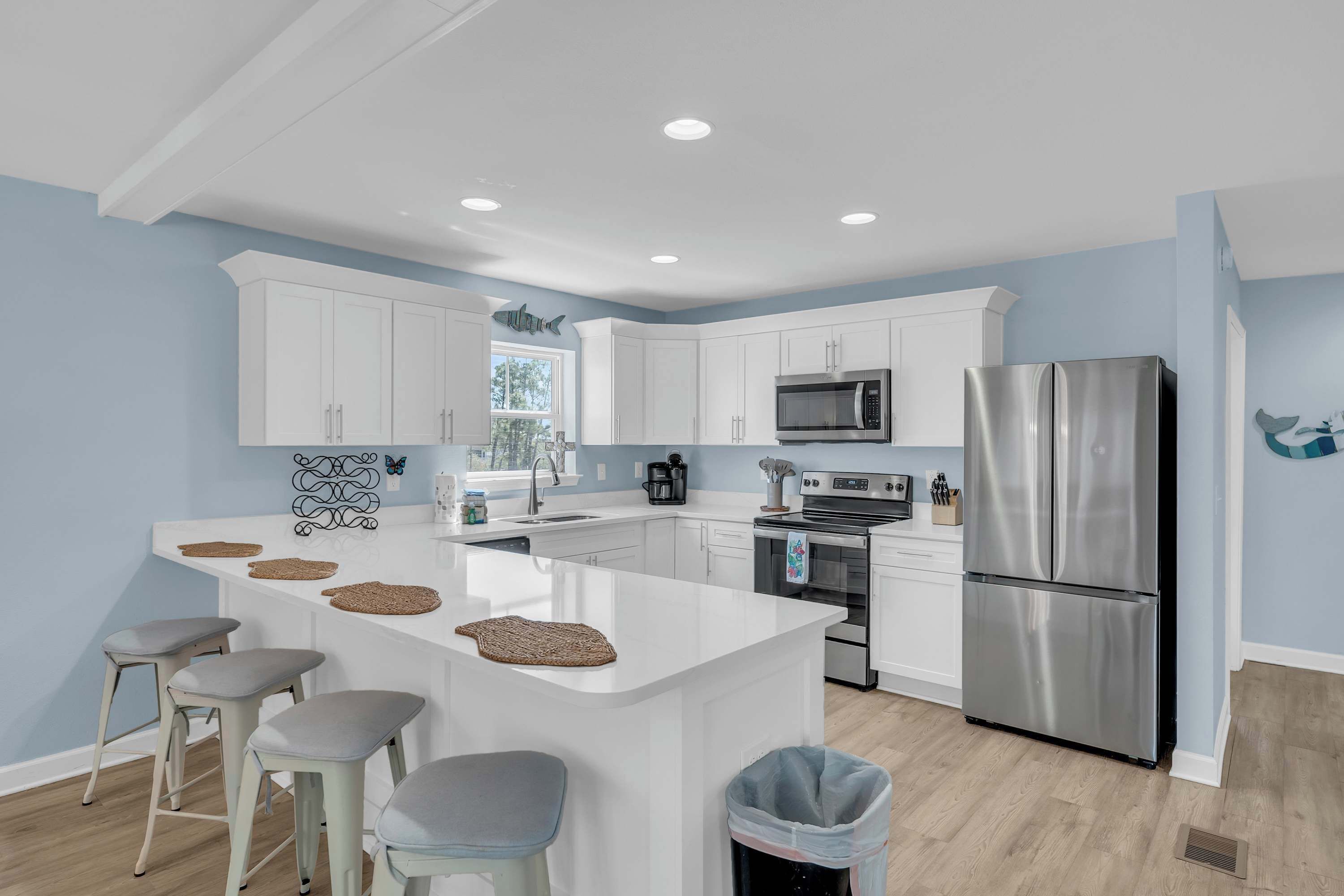 Réfrigérateur, four à micro-ondes, un four, surface de cuisson