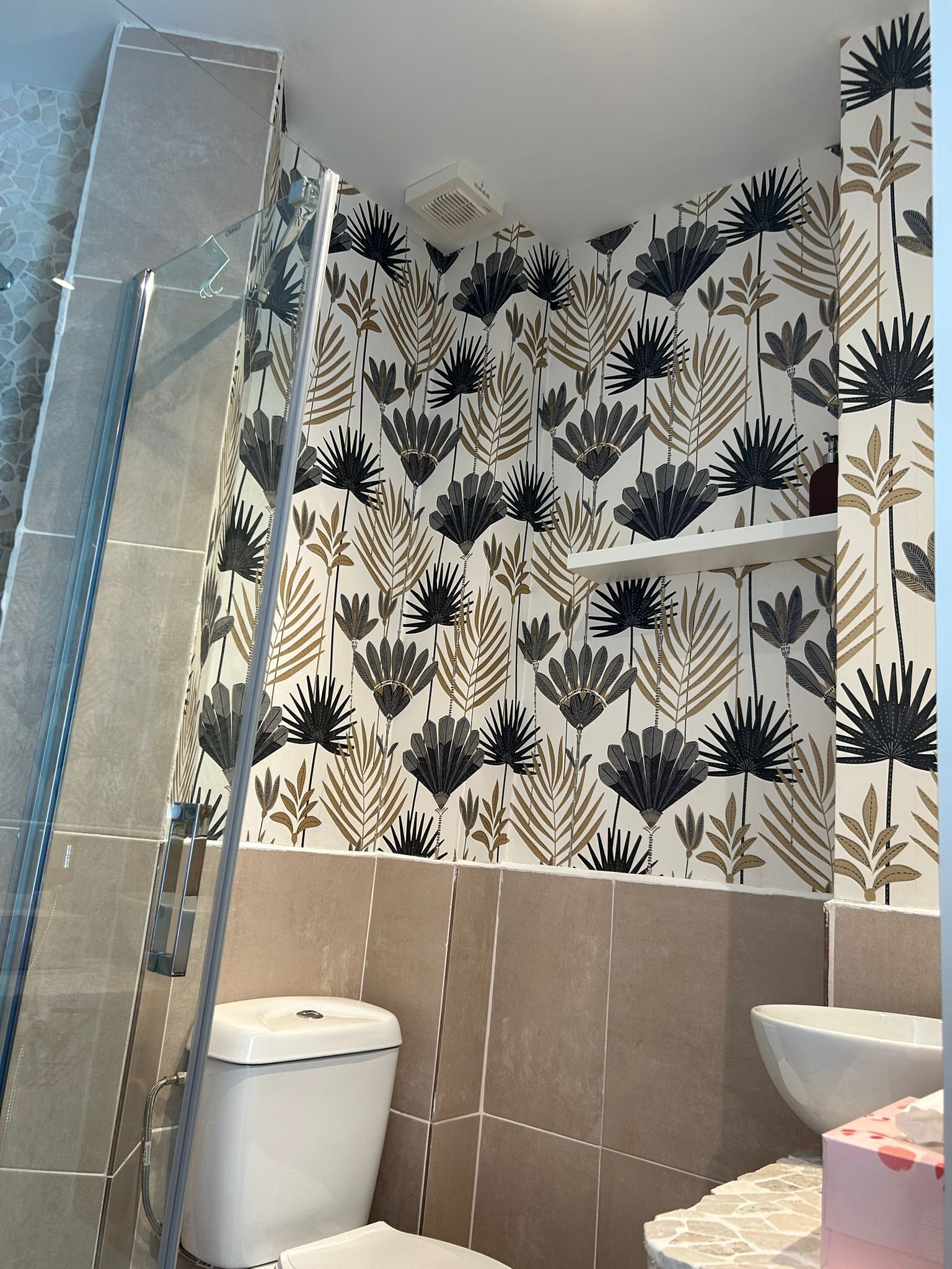 Douche, serviettes fournies, savon, shampoing