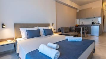 Deluxe Studio, Balcony | In-room safe, soundproofing, free WiFi