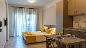 Ein Hotelzimmer mit Bett, Esstisch und Küchenzeile.