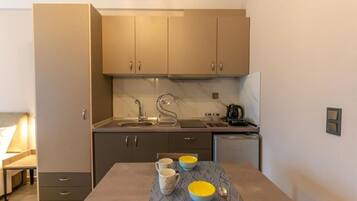 Deluxe Studio, Balcony | 1 bedroom, in-room safe, soundproofing, free WiFi