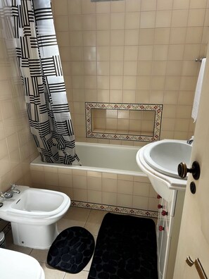 Sèche-cheveux, bidet, serviettes fournies, savon