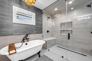 Chuveiro, secador de cabelo, toalhas de banho, shampoo