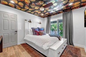 5 chambres, bureau, fer et planche à repasser, lit parapluie