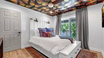 5 bedrooms, desk, iron/ironing board, travel crib