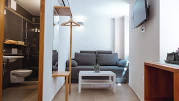 Basic Triple Room | Iron/ironing board, free WiFi