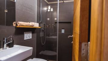 Doccia, asciugacapelli, asciugamani, sapone