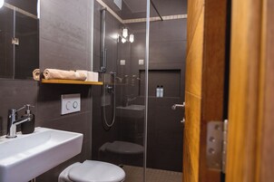 Ducha, secador de pelo, toallas, jabón