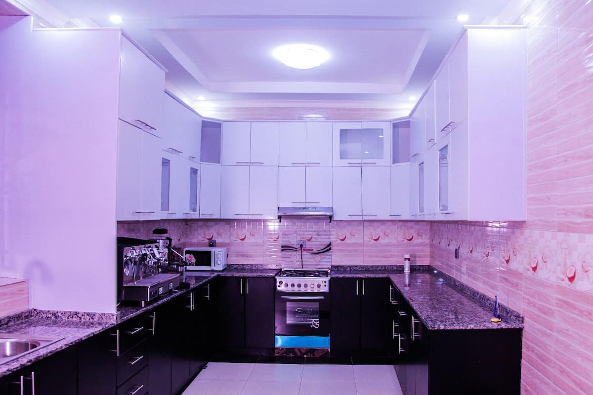 Lemari es besar, microwave (berdasarkan permintaan), dan mesin espresso