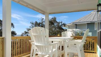 Casa, varias camas (Sacajawea by the Sea) | Restaurante al aire libre