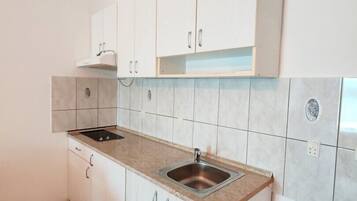 Stovetop, cookware/dishes/utensils