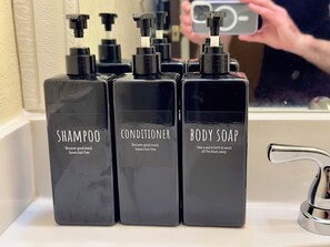 Dusche, Haartrockner, Handtücher, Shampoo