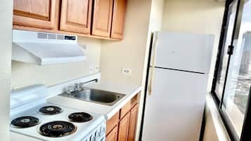 Cookware/dishes/utensils, paper towels