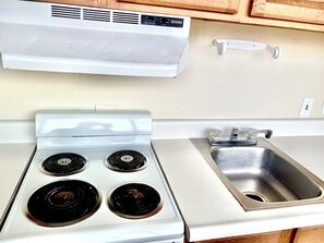 Cookware/dishes/utensils, paper towels