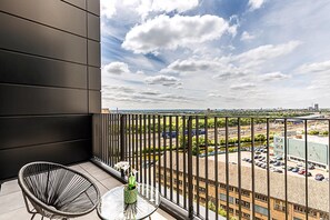 Exterior - Contemporary Two Bedroom Apartment (London)