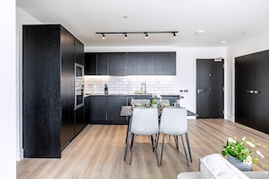 Exterior - Contemporary Two Bedroom Apartment (London)