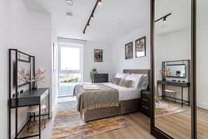 Exterior - Contemporary Two Bedroom Apartment (London)