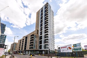 Exterior - Contemporary Two Bedroom Apartment (London)