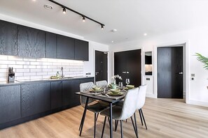 Exterior - Contemporary Two Bedroom Apartment (London)