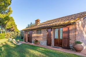 Apartment | 1 bedroom - Mustard apt With Shared Pool (Castiglione del Lago)