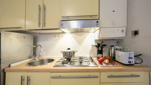 A kitchen with a gas stove, sink, and a toaster. - Casa Dolce Casa Stresa (Stresa)