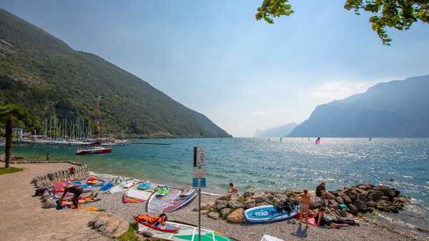 A lakeside beach with boats and people. - Il Piccolo Nido in Riva del Garda (Riva del Garda)