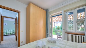 Une chambre d’hôtel avec un lit, une armoire en bois et une vue sur l’extérieur.