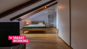 A bedroom with a loft bed, wooden beams, a TV, and a bedside table. - Barbaroux 10 - Luna by Wonderful Italy (Turin)
