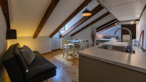 A cozy loft-style room with a dining area, a kitchenette, and a sofa. - Barbaroux 10 - Luna by Wonderful Italy (Turin)