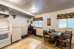 Fridge, microwave, oven, coffee/tea maker - Moose Hollow Apartment (Greenville)